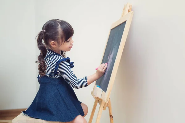 Asiatico ragazza disegnare un fiore — Foto Stock