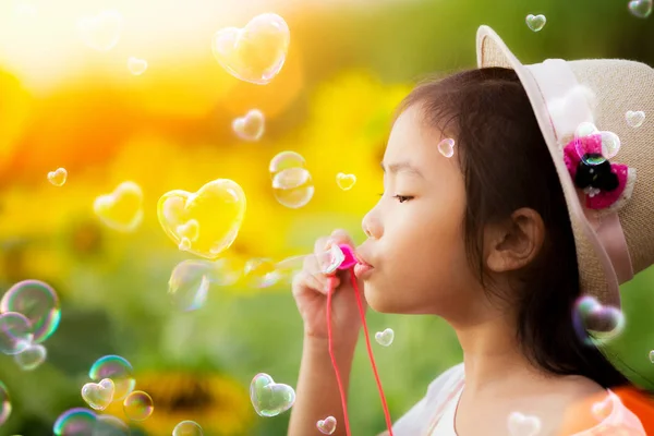 Азиатский ребенок играет пузырь — стоковое фото