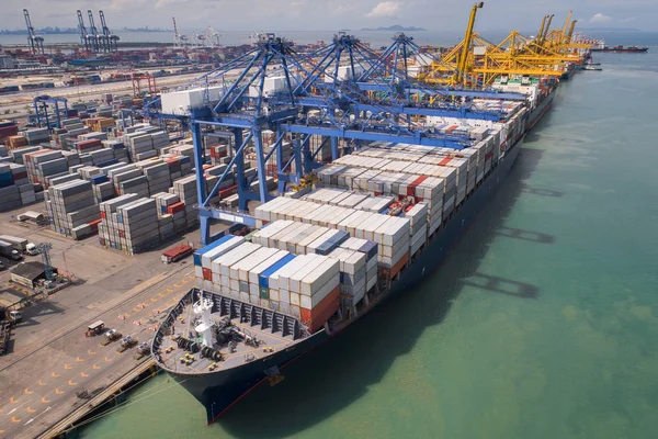 Caja de contenedores de carga por grúa, Barco en puerto logístico — Foto de Stock