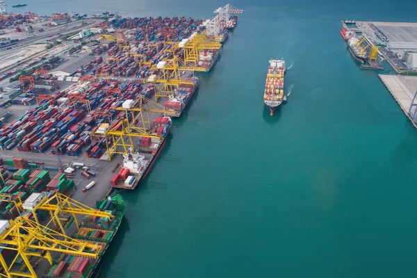 Porto logístico, transporte e importação de embarcações — Fotografia de Stock