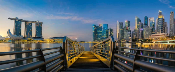 Sonnenaufgang und Brücke in der Stadt Singapore — Stockfoto