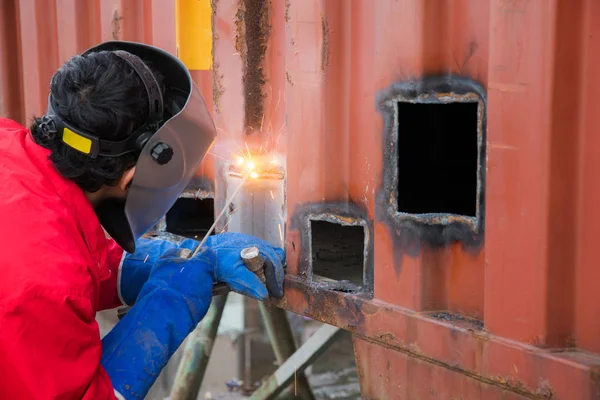 Arbeiter reparieren Containerkasten durch Gasschneiden und Schweißen — Stockfoto