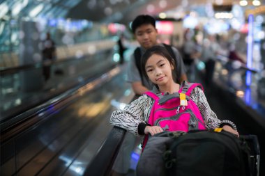 Asyalı öğrenci transit uçuş Uluslararası Havaalanı arasında