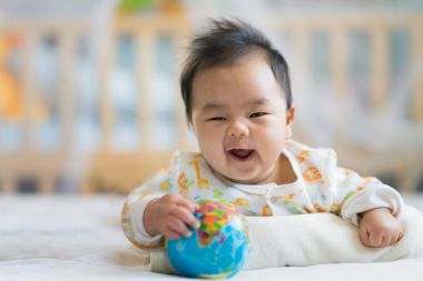 Dünya modeli Yataklı yeni doğan çocuk gülümseme