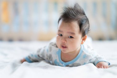 Yeni doğan çocuk gülümseme yatakta