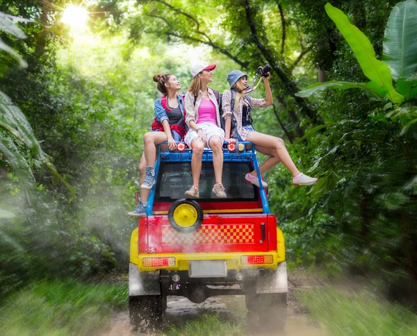 Reise von asian lady mit 4wd car drive off road in thailand wild — Stockfoto