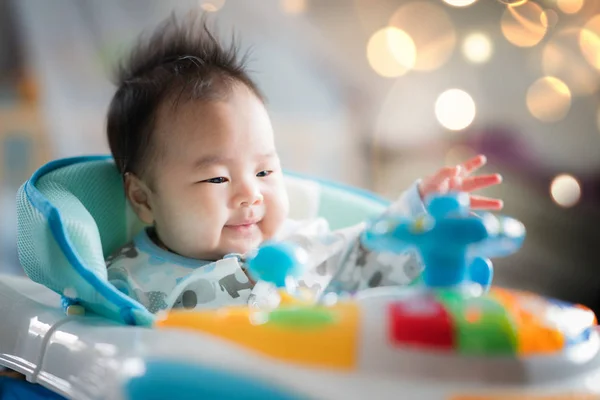 Neugeborener Junge lächelt auf dem Bett mit Weltmodell — Stockfoto