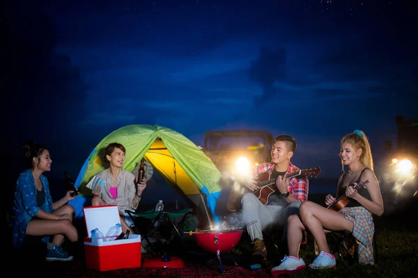 Asyalı kadın ve erkek grup kamp