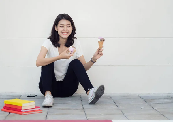 Aziatische vrouw zitten en ontspannen met ijs — Stockfoto