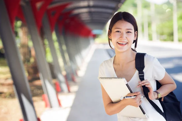 Asiatiska damen student i universitet promenader i promenad sätt — Stockfoto