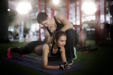 Asya eğitmen ve Bayan fitness kulübünde kişisel eğitimi almak