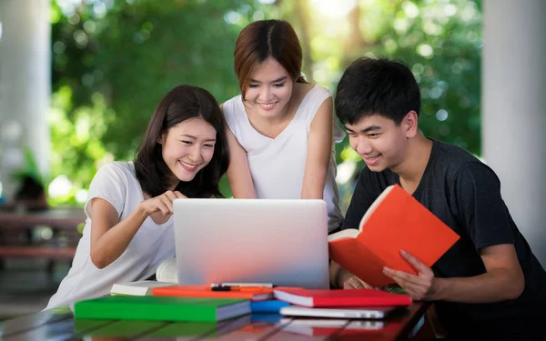 Aziatische studenten doen verslag en thuiswerk togather — Stockfoto