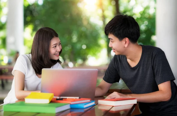 Aziatische studenten doen verslag en thuiswerk togather — Stockfoto