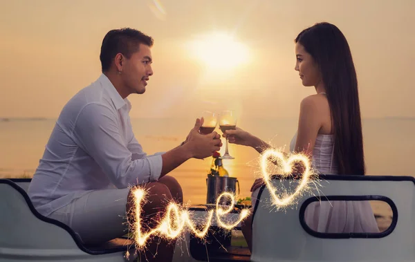 Asiatisches Paar im romantischen Abendessen mit Meeresstrand und Sonnenuntergang in thi — Stockfoto