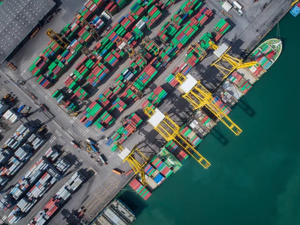 Caja de contenedores de carga por grúa, Barco en puerto logístico — Foto de Stock