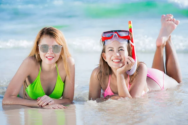 Aziatische Dame sexy in bikini zwemmen dragen op het strand — Stockfoto