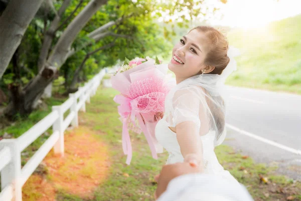 Asiatische Dame im Hochzeitskleid laufen — Stockfoto