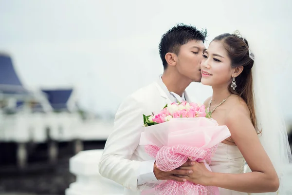 Asiático pareja solo matrimonio beso en puente — Foto de Stock