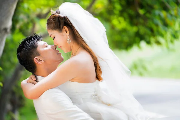 Pareja solo boda abrazo y beso en la naturaleza fondo — Foto de Stock