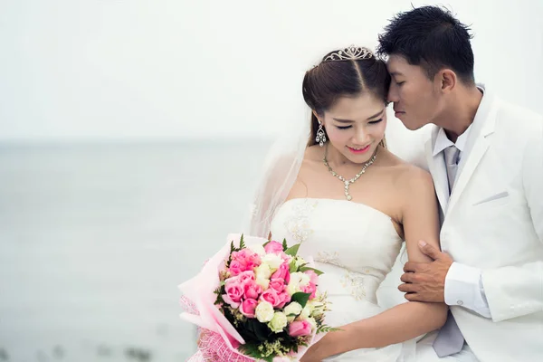 Sian couple just marriage kiss in bridge — Stock Photo, Image