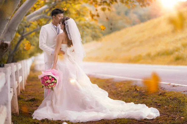 Pár csak házasság honymoon esküvői részt között őszi koria — Stock Fotó