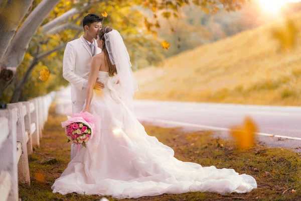 Couple just marriage take wedding honymoon in koria between autu — Stock Photo, Image