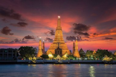 Gün batımı ile WAT arun Bangkok City