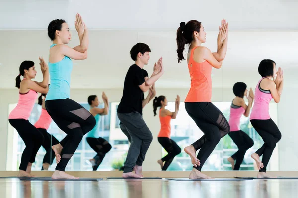 Groupe de yoga en salle de classe dans le centre de fitness — Photo