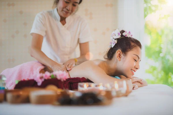 Asiática dama relajarse en cuidado de la piel aroma terapia — Foto de Stock