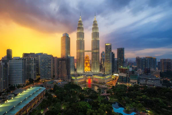 Paysage urbain de Malaisie avec lumière dorée du coucher du soleil — Photo