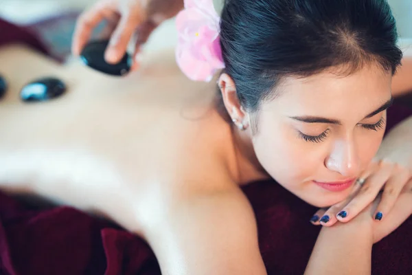 Het svart sten spa och asiatiska lady koppla av i spa — Stockfoto