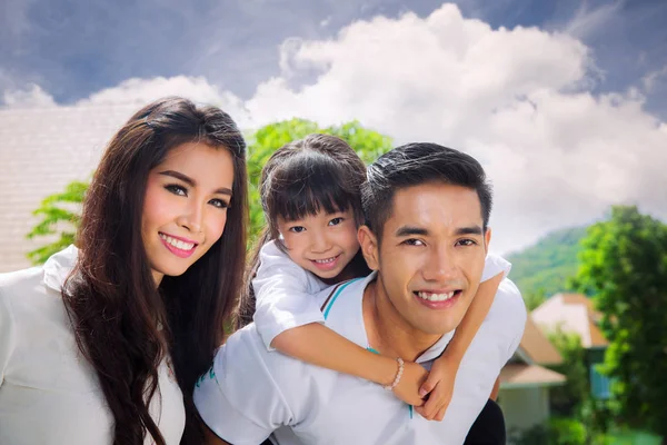 Asiatische Familie steht zusammen — Stockfoto