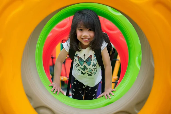 Asiático criança diversão e feliz de jogar um anel de donus em playgroung — Fotografia de Stock