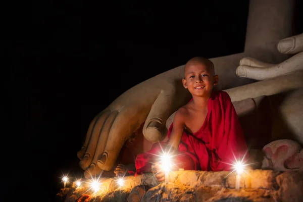 Un garçon dans le bouddhisme a mis le feu avec une bougie dans le bagan — Photo