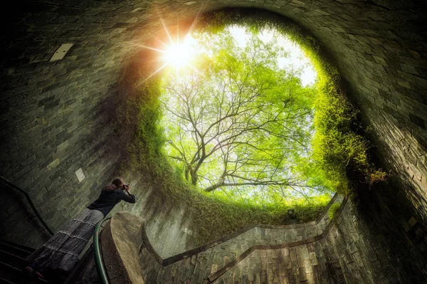 Señora de viaje y tomar una foto en la puerta de la cueva en Singapur — Foto de Stock