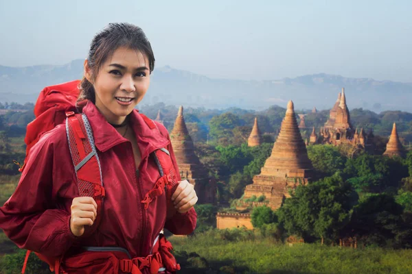 Aziatische Dame backpacker wandeling in Bagan — Stockfoto