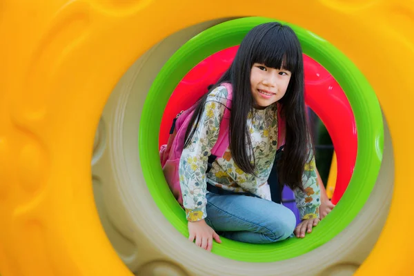 Asiático criança diversão e feliz de jogar um anel de donus em playgroung — Fotografia de Stock