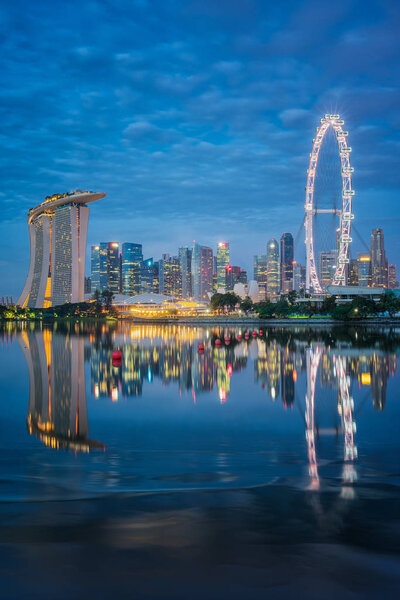Вертикальный вид на бизнес-центр Сингапура
 