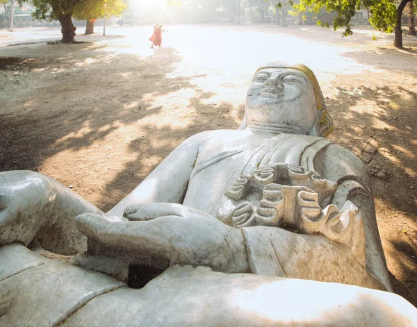 Glömda buddha-statyn i mandalay — Stockfoto