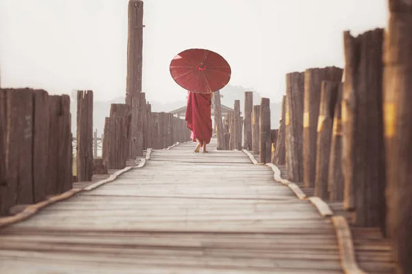 Novice walk on u bein wooded bridge — Stock Photo, Image