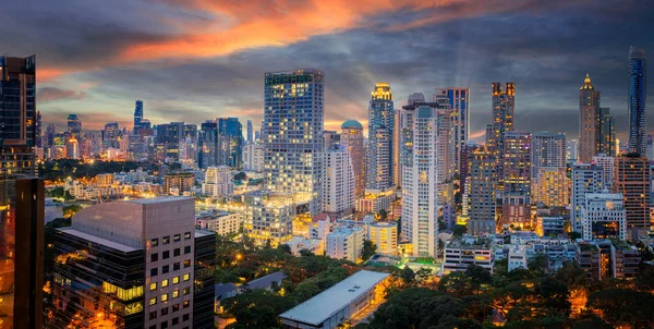 Pôr do sol da cidade de Bangkok e luz no tempo inght — Fotografia de Stock