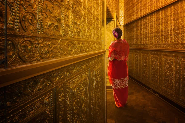 Myanmar signora atanding nell'antico emple — Foto Stock