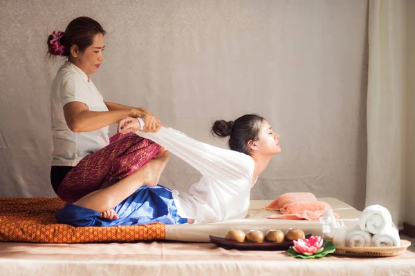 Tailandés masaje original para mujer en muchos spa — Foto de Stock