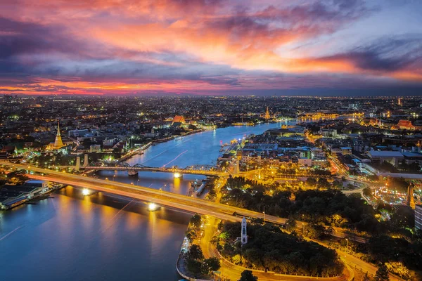 Bangkok nehir yüksek binanın çatı üstten günbatımı zamanı ile — Stok fotoğraf