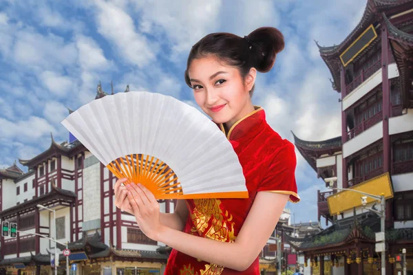 中華上海ヴィンテージ建物とチャイナ ドレスの女性、 — ストック写真