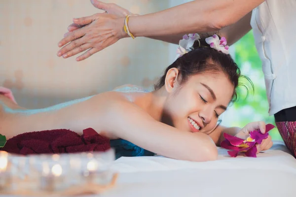 Asian lady relax in skin care aroma therapy — Stock Photo, Image