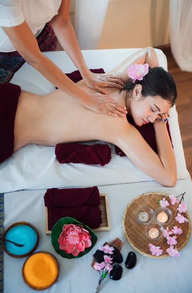 Азиатская леди расслабиться в уходе за кожей аромат терапии — стоковое фото