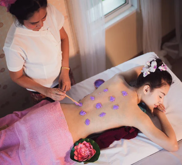 Asiatique dame se détendre dans les soins de la peau aromathérapie et gommage spa — Photo