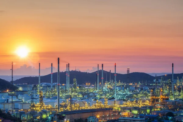 Tanque de petróleo e refinaria de petróleo fábrica na Tailândia — Fotografia de Stock