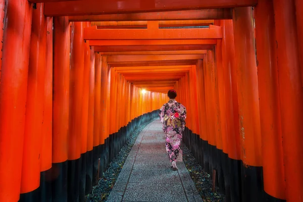 Signora in kimono passeggiata nel sentiero nel tempio giapponese — Foto Stock